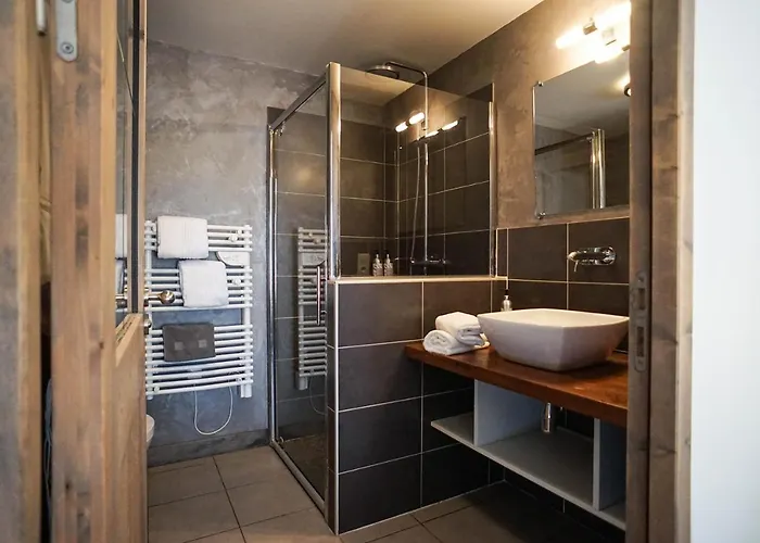 לינה וארוחת בוקר D'hotes Le Habre 3*